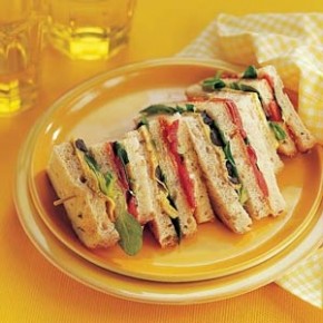 Spaanse clubsandwich met chorizo en omelet