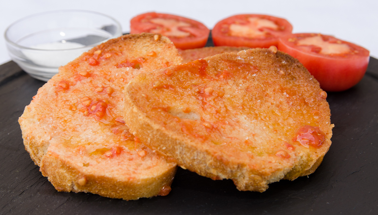 Geroosterd brood met knoflook en tomaat